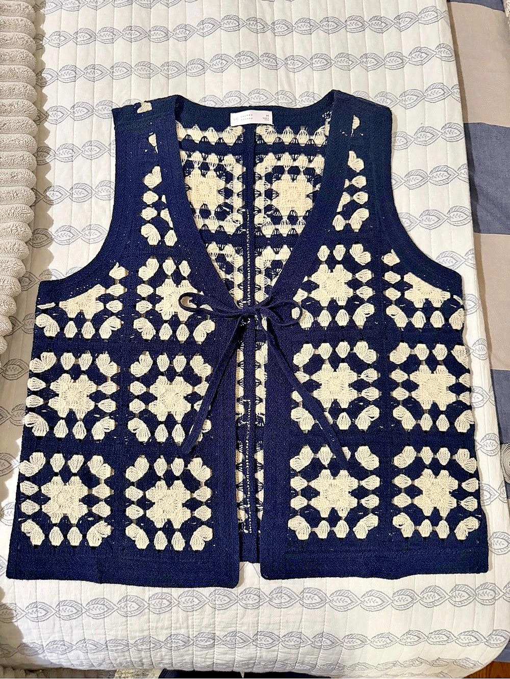 LC Lauren Conrad Geometric Knit Vest in navy & Cream Size Medium